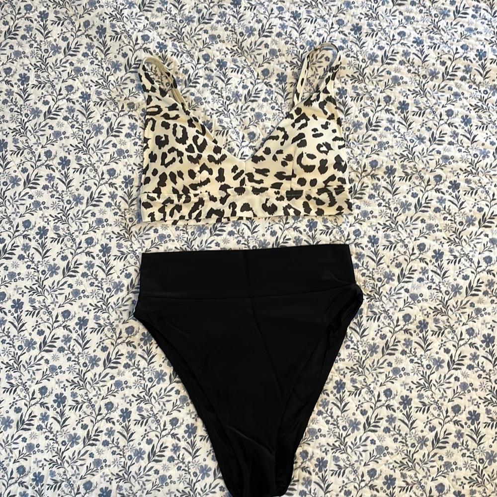 Pre owned AERIE swimsuit. Top size Small, bottom size Medium